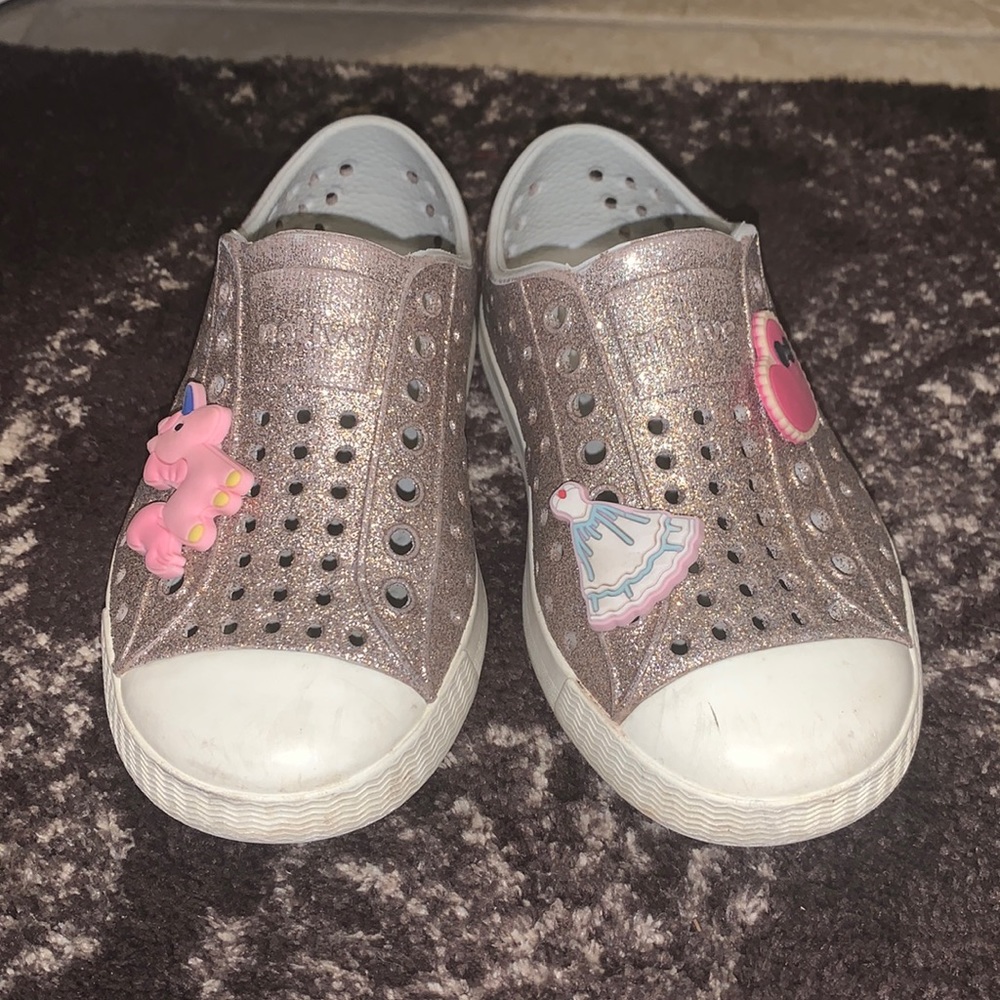 Gold glitter Natives size 8